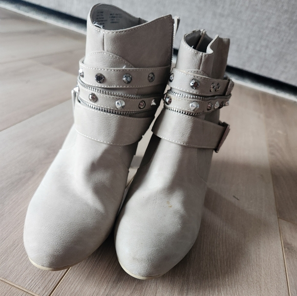 Booties - Picture 4 of 4